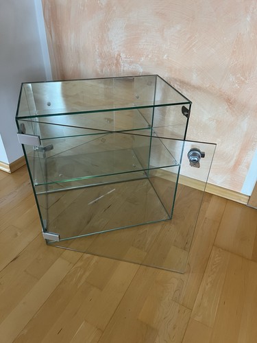 Glasvitrine hängend